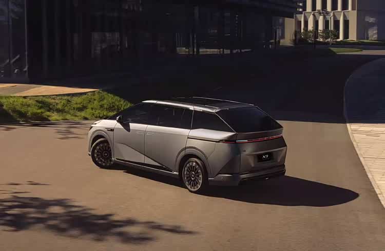 续航增加/舒适性提升/可选5款车型 2026款小鹏X9纯电版开启预订