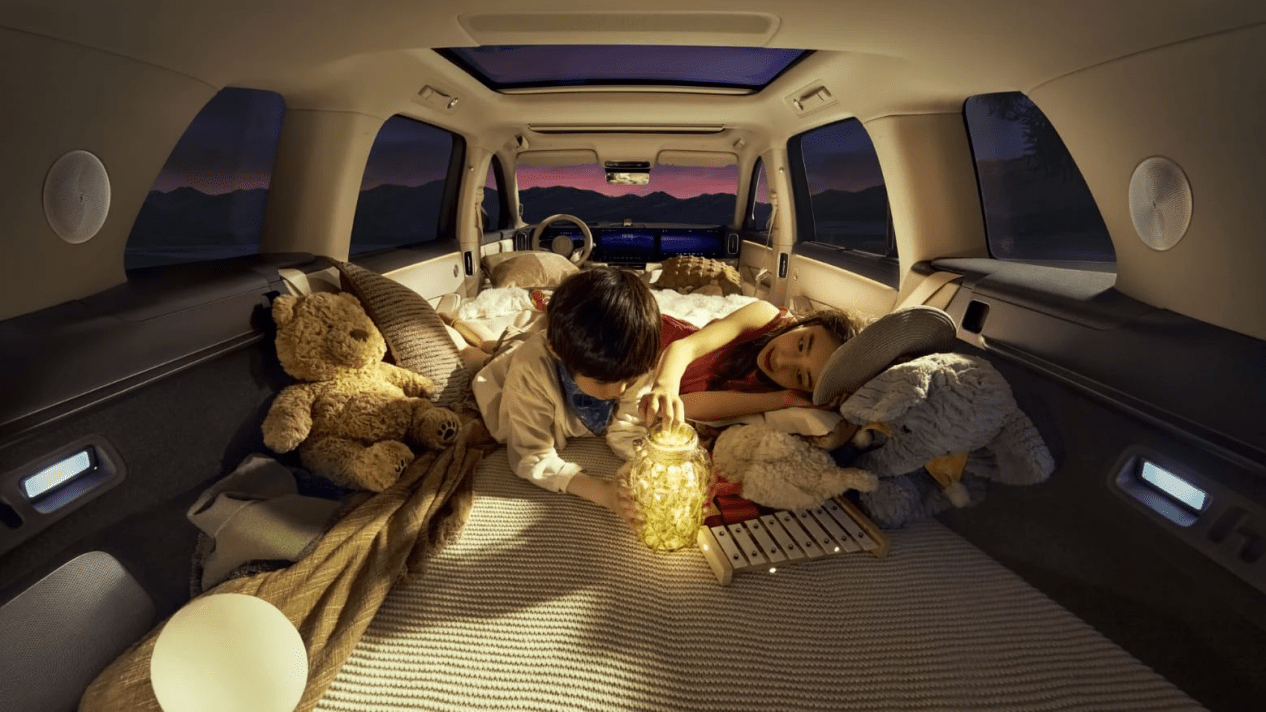 2025寰球汽车年度盛典圆满收官 问界M8获"年度家庭智慧旗舰SUV"