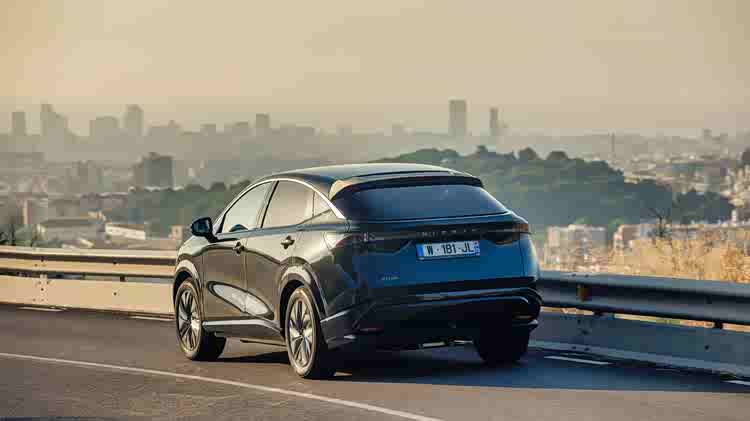 靠太阳能行驶的电动车？日产给出了答案：每天多跑23公里